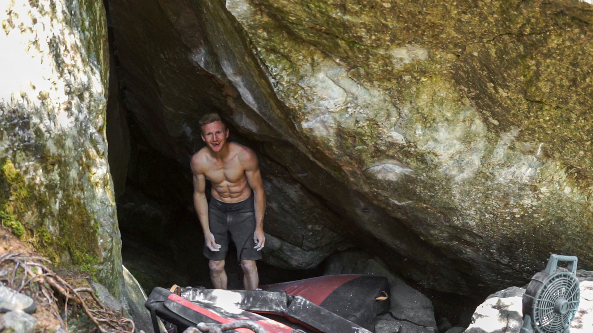 Jakob Schubert isst traditionelle Japanische Nudeln