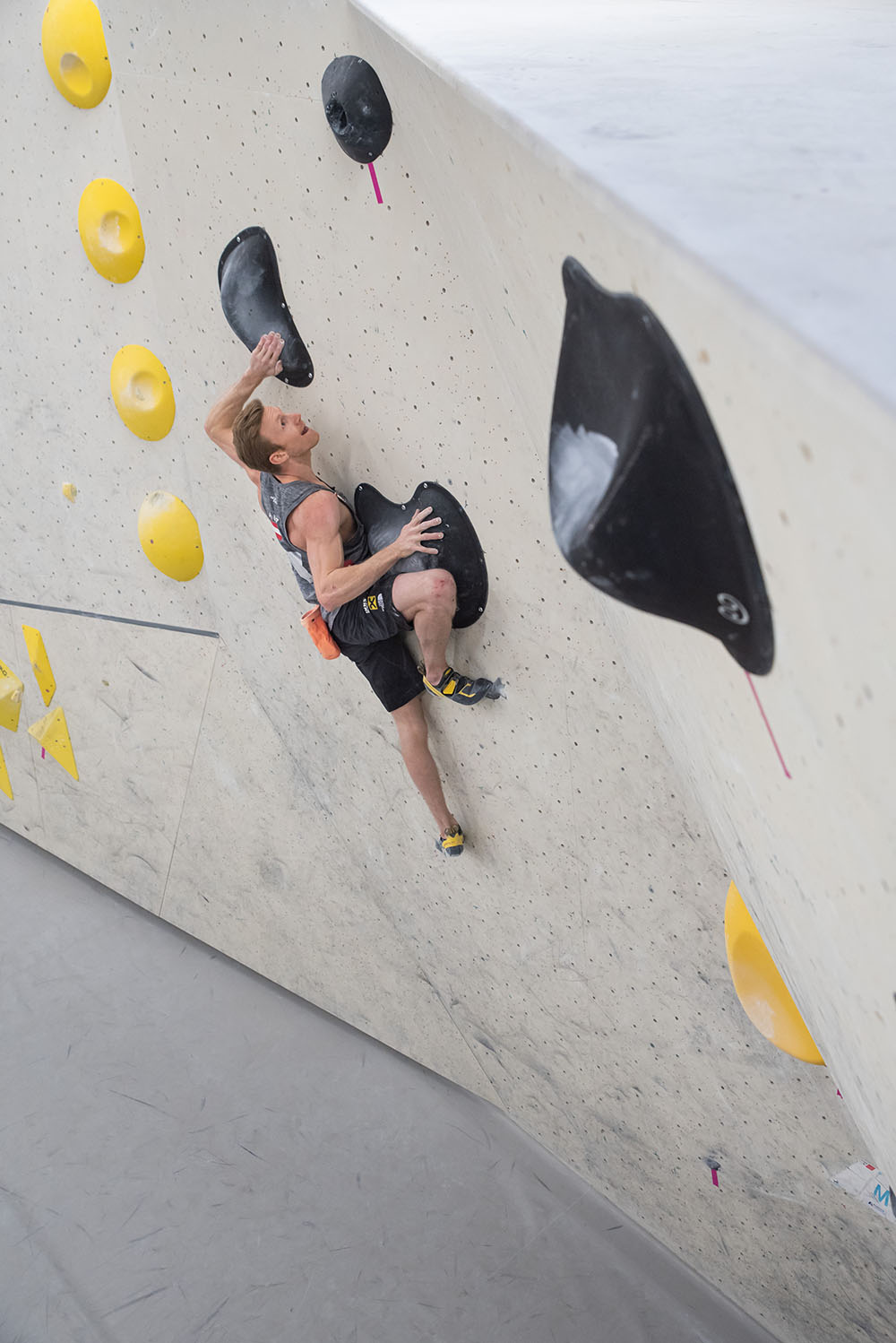 Jakob Schubert klettert bei der Simulation