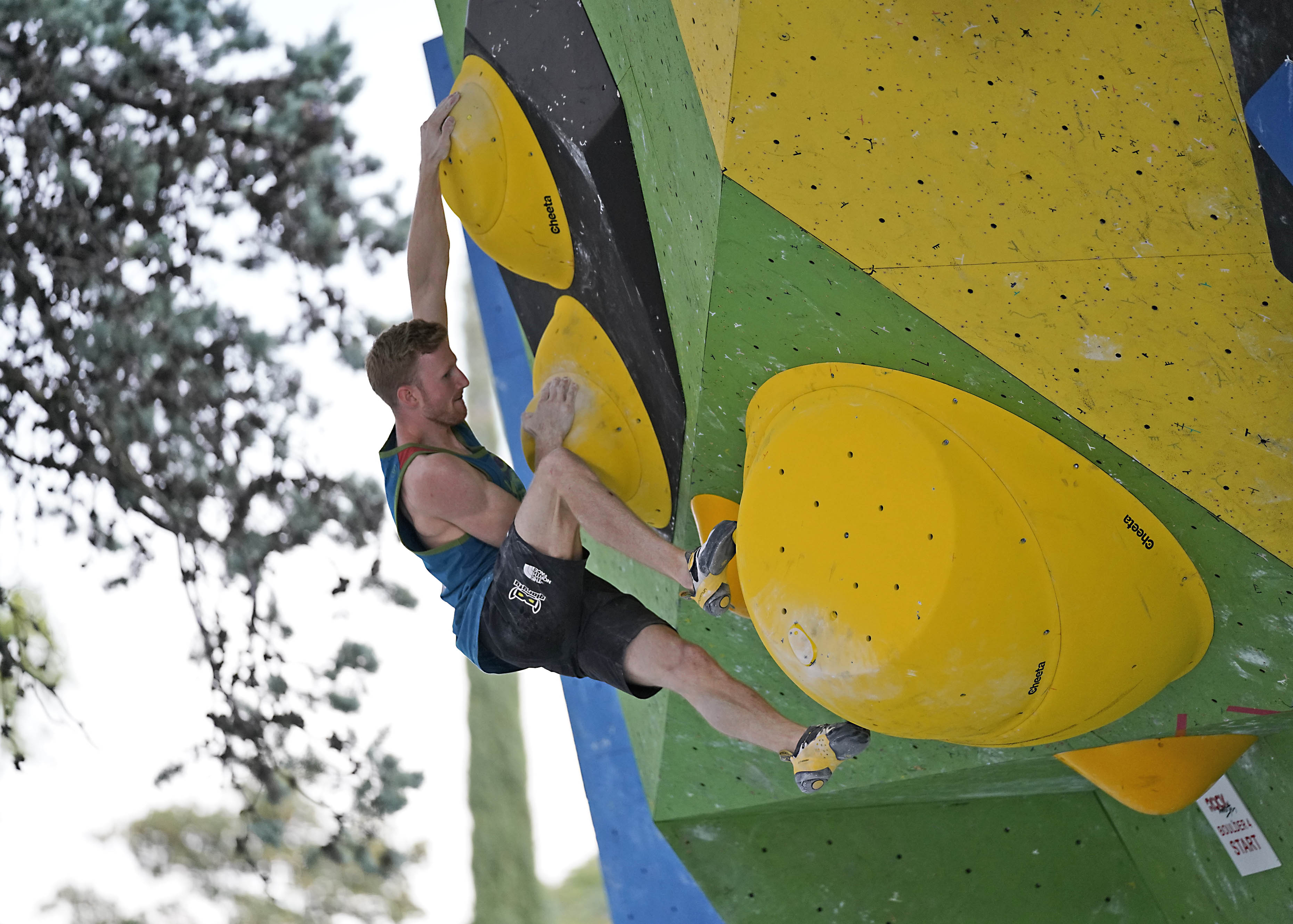 Jakob Schubert isst traditionelle Japanische Nudeln
