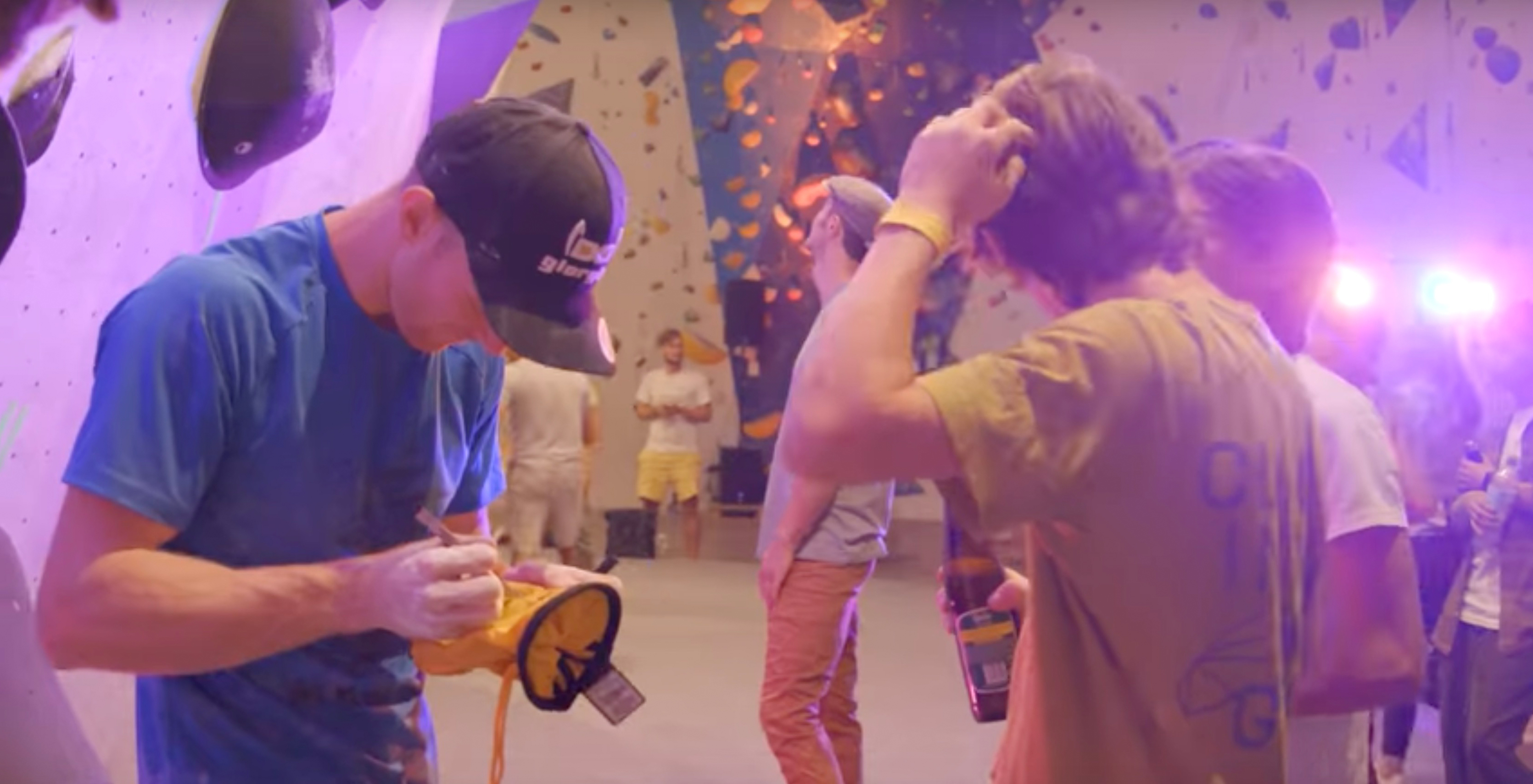 Jakob Schubert isst traditionelle Japanische Nudeln